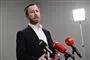  Jakob Ellemann-Jensen står foran mikrofoner ved pressemøde