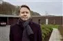 fredericias tidligere borgmester Jacob Bjerregaard står foran hus iført frakke og halstørklæde