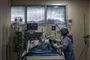 sygeplejerske står ved hospitalsseng 