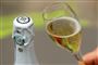 Et glas champagne og en uåbnet flaske