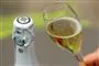 Et glas champagne og en uåbnet flaske