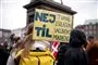 skilt til demonstration mod coronarestriktioner 