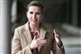 Mette Frederiksen gestikulerer 