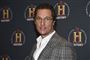 Nærbillede af Matthew McConaughey med briller, skjorte og jakkesæt