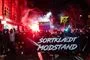Demonstranter med skilte, mundbind og romerlys på gaden i hovedstaden. 