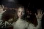 Flora Ofelia Hofmann Lindahl i scene fra "Ulven kommer"