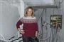 Puk Elgård iført en sweater hun står i et hus der ligner et renoveringsprojekt. 