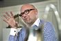 forretningsmanden Jesper Øhlenschlæger gør fagter 