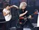 lady gaga og brian may på scenen