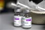 Ampuller med vaccine og sprøjter i baggrunden