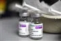 Ampuller med vaccine og sprøjter i baggrunden