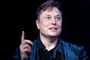 Elon Musk med finger i vejret