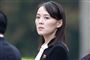 Kim Yo-jong står med sur mine