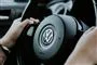 to hænder på et bilrat i en volkswagen-bil 