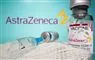vaccineglas og kanyler på bord foran astra-zeneca-logo