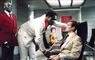 scene fra james bond-film med skuespillerne Yaphet Kotto og Roger Moore 