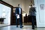 finansminister Nicolai Wammen (S) står på pressemøde