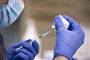 person trække vaccine ind i sprøjte