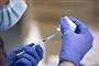 person trække vaccine ind i sprøjte