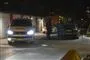 Politibiler og politifolk ved en garage