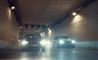 to biler kører ræs i tunnel 