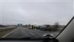 Billede fra motorvejen. Man kan se en smadret bil og flere betjente og læger der står ved ulykken.
