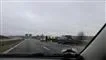 Billede fra motorvejen. Man kan se en smadret bil og flere betjente og læger der står ved ulykken.