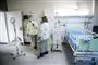 to sygeplejersker står på hospitalsstue