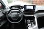 En rød Peugeot 5008