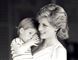 prinsesse Diana står på sønnen Harry på armen