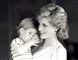 prinsesse Diana står på sønnen Harry på armen