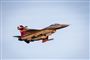 Et F-16 fly i luften