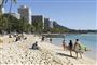 Hoteller og en kæmpe strand med mennesker på