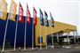 IKEA butik udefra med gule, rød og blå flag. 