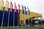 IKEA butik udefra med gule, rød og blå flag. 