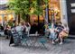 folk sidder udenfor på fortovscafe