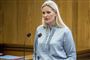 politikeren britt bager står på talerstol i folketinget