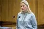 politikeren britt bager står på talerstol i folketinget