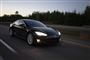 tesla med lys på vej kører på vej