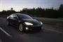 tesla med lys på vej kører på vej