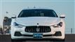 billede af en hvid Maserati