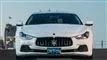 billede af en hvid Maserati