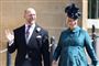 dronningens barnebarn zara tindall går med sin vinkende mand  