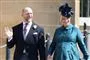 dronningens barnebarn zara tindall går med sin vinkende mand  
