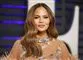 chrissy teigen poserer for kameraet 