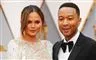 Chrissy Teigen poserer med sin mand, musikeren John Legend ved filmgalla  