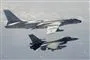 Et F-16 fly og et kinesisk bombefly ved siden af hinanden