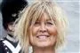 En blond smilende kvinde