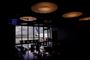 en terminal med fly i vinduet