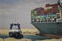 Slæbebåd foran stort containerskib